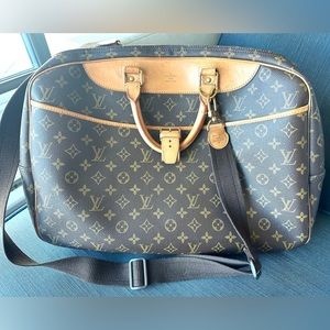 LOUIS VUITTON ALIZÉ monogram weekender in excellent condition. Travel in luxury!